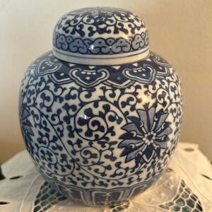 Asian Cobalt Blue/ White Floral Ginger Jar With Lid Porcelain Ceramic-Vintage